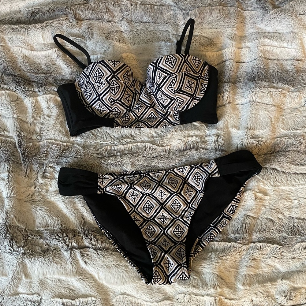 Cheeky 2-piece Bathing Suit